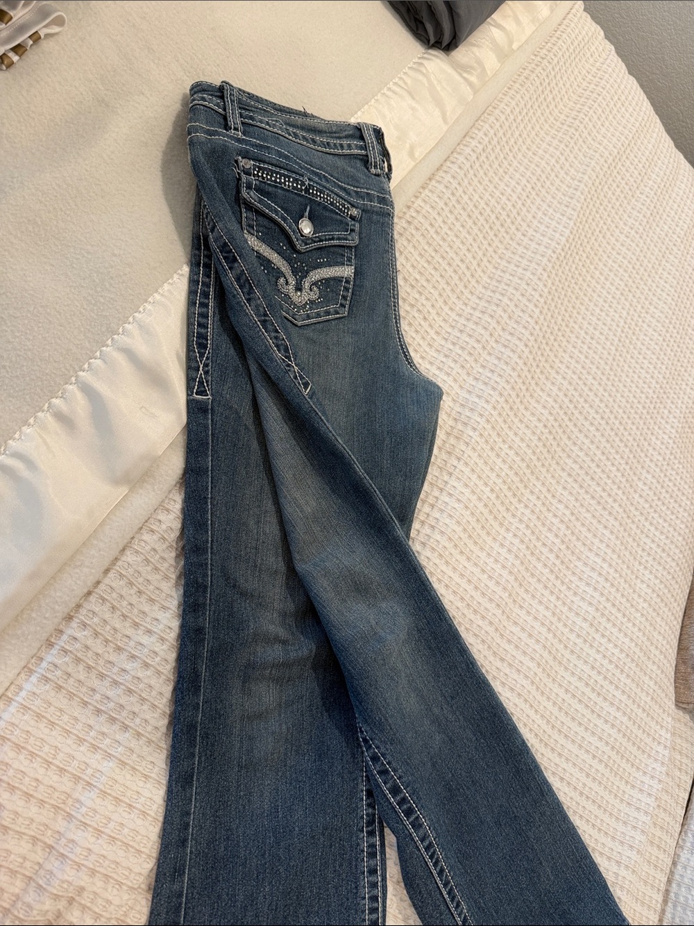 Women’s Dark Blue Embroidered Pocket Jeans. 6P